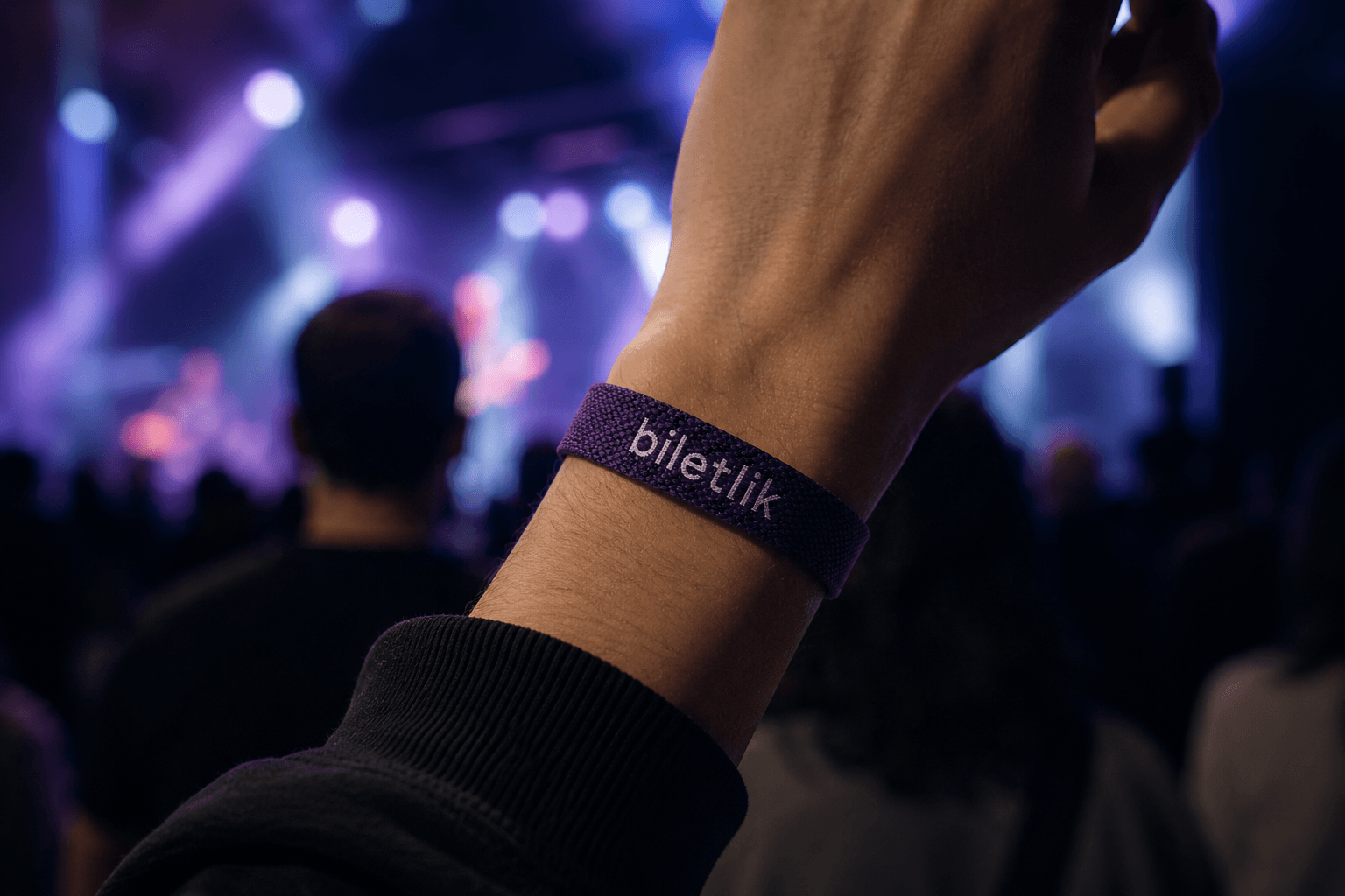 Konserde biletlik bilekliğini takmış bir katılımcı